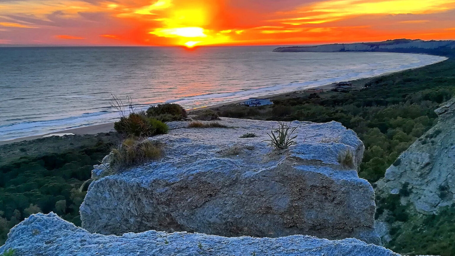 Tramonto sulla baia di Bovo Marina, tra pineta, spiaggia e falesie bianche