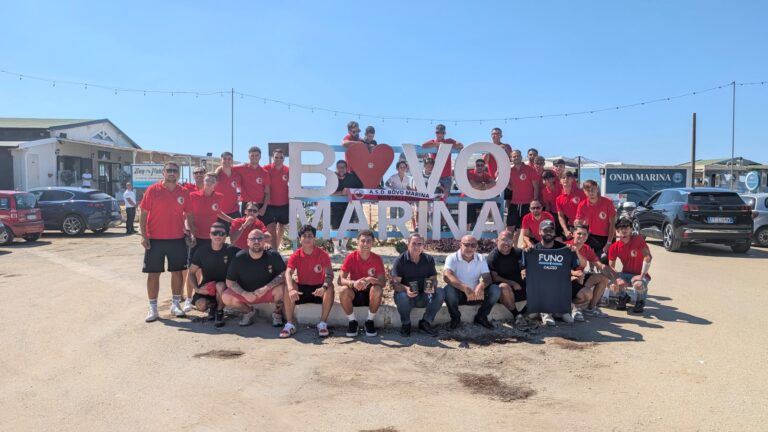La squadra dell'ASD Bovo Marina Montallegro davanti alla scritta Bovo Marina