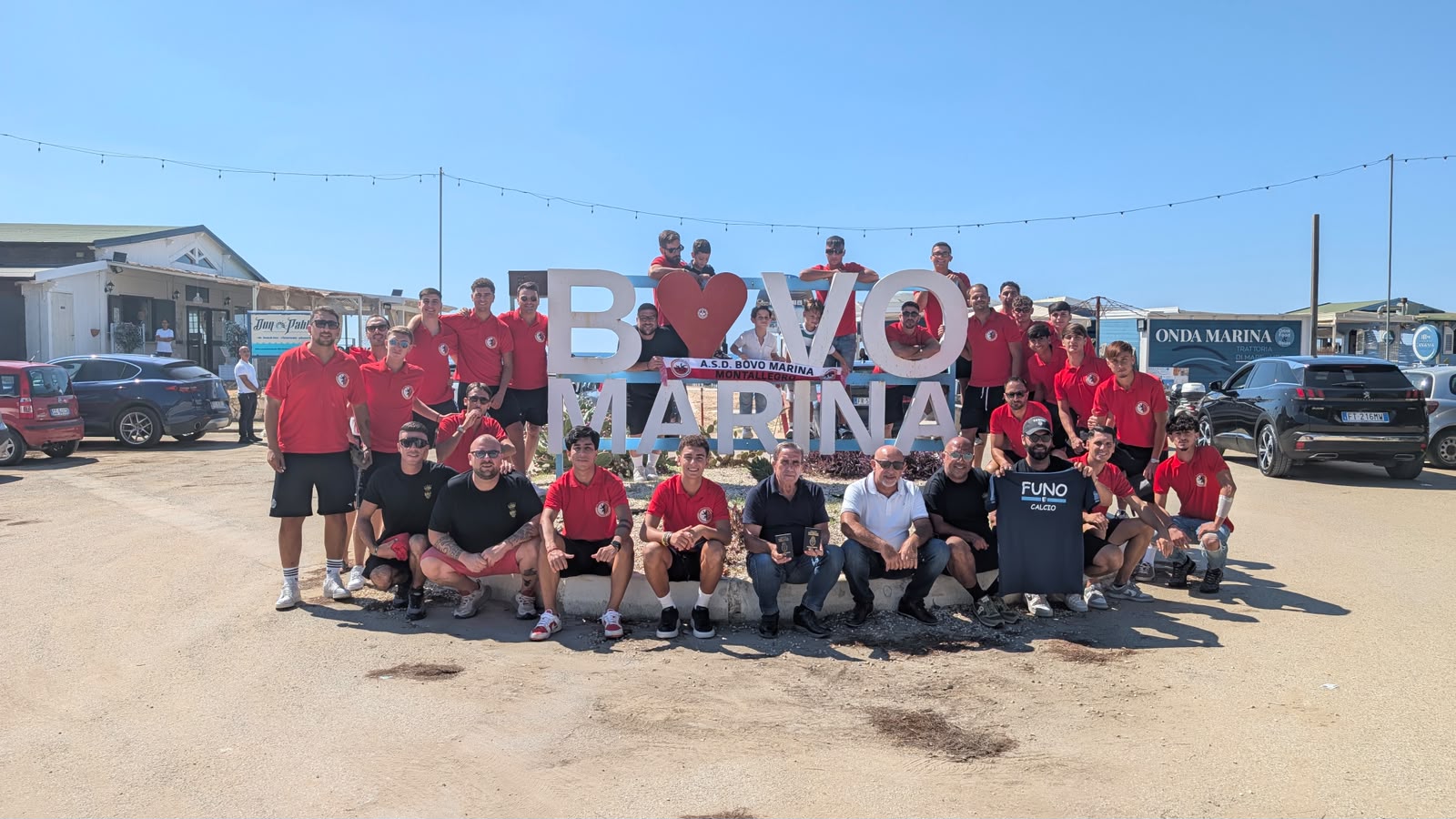 La squadra dell'ASD Bovo Marina Montallegro davanti alla scritta Bovo Marina