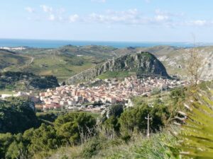 Veduta di Montallegro con la rupe del Monte Suso e il mare tra Bovo Marina e Torre Salsa sullo sfondo