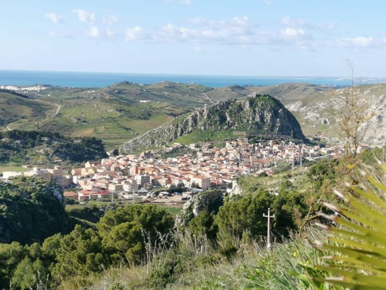 Veduta di Montallegro con la rupe del Monte Suso e il mare tra Bovo Marina e Torre Salsa sullo sfondo